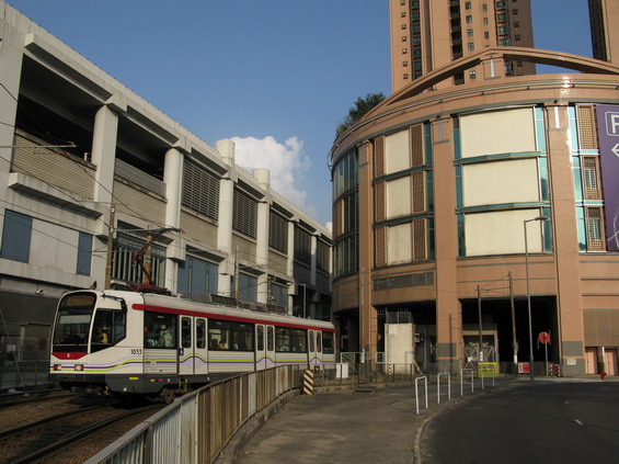Severovýchodní konec tramvajové sítì u stanice metra Yuen Long. Smyèka je tradiènì schovaná uprostøed parkovacího domu, který zároveò slouží jako vestibul stanice metra i nákupní centrum.