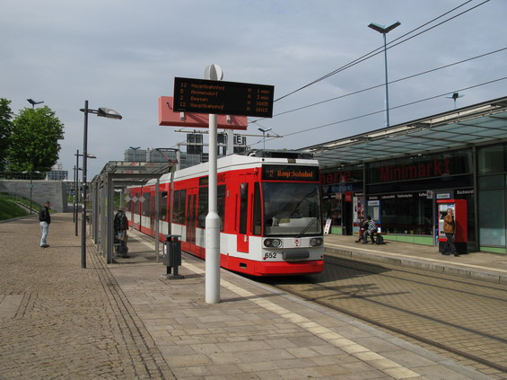 Nedávno rekonstruovaná køižovatka Riebeckplatz na pùli cesty mezi mìstským centrem a hlavním nádražím. Tento typ tramvaje (Düwag-Siemens MGT6D) je v poètu 62 kusù nejrozšíøenìjším typem v Halle. Jedná se o zdejší první nízkopodlažní tramvaje - první kusy pocházejí z roku 1996.