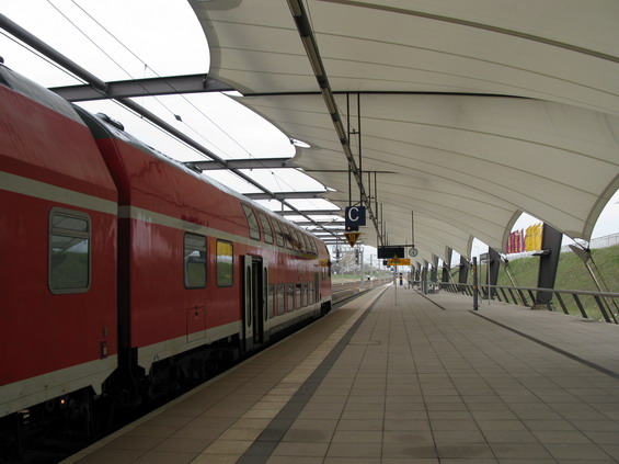 Na pùli cesty mezi Halle a Lipskem leží mezinárodní letištì pro tuto oblast a pomìrnì novou zastávku zde mají také regionální i dálkové vlaky. S-Bahn S10 spojující obì mìsta v 30minutových intervalech však jede po jiné trati.
