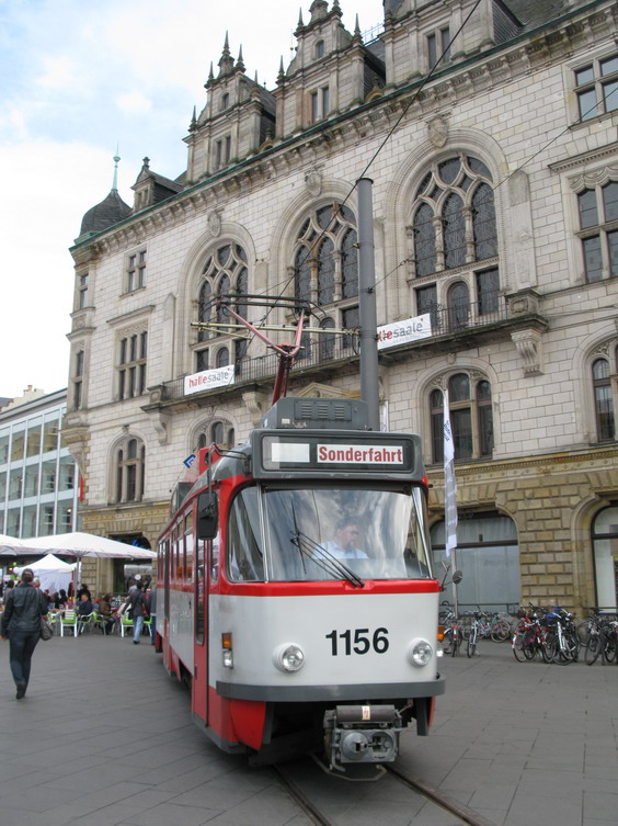 Akce Èerveného køíže na hlavním námìstí (Marktplatz) umožnila zachytit i tento netradièní pobyt trmavaje T4D na zdejší kusé koleji pøímo pøed historickou radnicí.