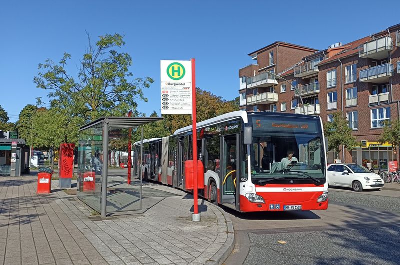 Koneèná nejsilnìjší metrobusové linky 5 u stanice motorových vlakù A1 Burgwedel na severozápadním okraji mìsta. Až sem jezdí pouze každý druhý až tøetí spoj této linky. Tìchto kapacitních 21metrových Mercedesù poøídil místní dopravní podnik Hochbahn už 90. Tento je jeden ze dvou nejstarších z roku 2015.