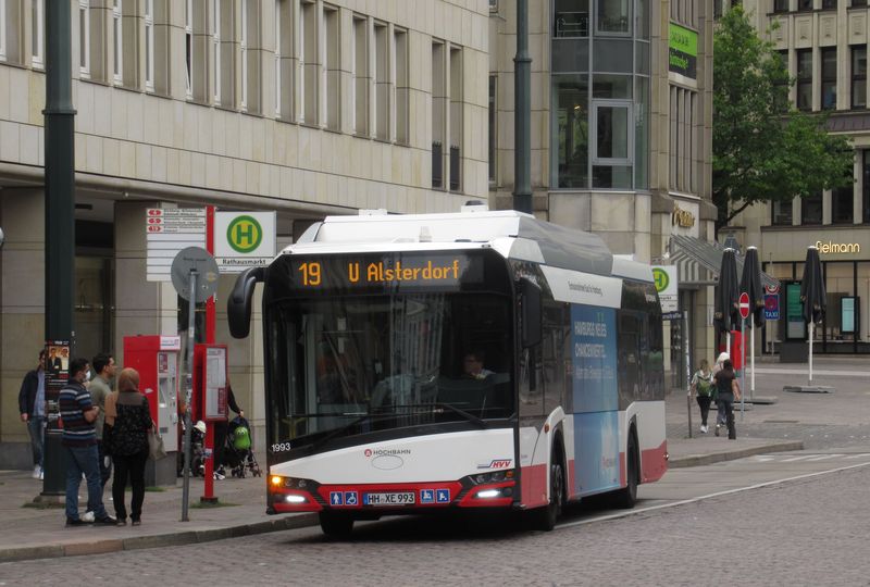 Dalším typem elektrobusù jsou tyto Solarisy, nasazované pøedevším na lince 19, která jezdí také pøes historické centrum Hamburku – zde v zastávce Rathausmarkt pøímo u nejvìtšího místního námìstí. Linka 19, døíve 109 byla první experimentální linkou, kde se testovaly první elektrobusy. Elektrických Solarisù jezdí v Hamburku už cca 35.