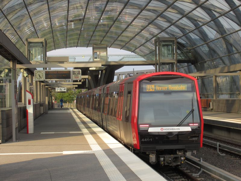 V koneèné stanici linky U4 èeká na odjezd nejnovìjší typ vlakù metra DT5, které jsou dodávány postupnì od roku 2012. Celkem má být dodáno 163 tìchto tøívozových jednotek, které jsou obvykle spøahovány po dvou.