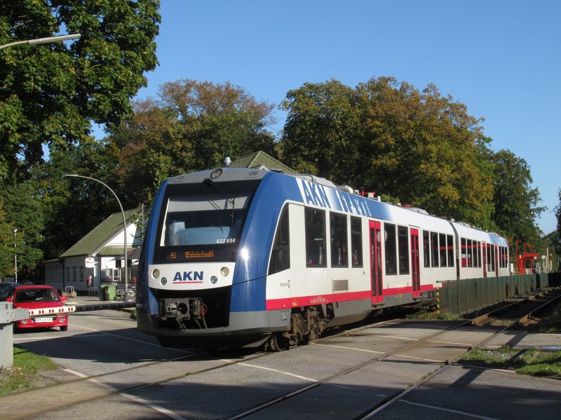Páteøní linkou dopravce AKN je A1, která navazuje na vlaky S-Bahnu ve stanici Eidelstedt a míøí na sever do Ulzburgu a Neumünsteru. Pùvodní motorové vysokopodlažní vlaky VTE ze 70. let nahradily tyto nové motorové jednotky Alstom Lint s èásteènì nízkopodlažní skøíní. Novìjší série tìch pùvodních vysokopodlažních vlakù z roku 1993 však stále jezdí – 8 z nich je vybaveno možností odbìru elektøiny ze tøetí kolejnice pro provoz pøímých ranních vlakù soubìžnì s S-Bahnem až na Hlavní nádraží.