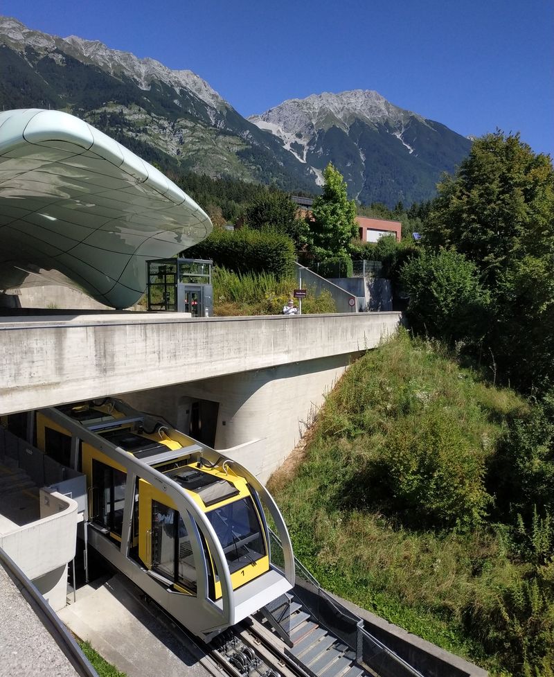 Vùz o pìti samostatných kabinách s podlahou vždy ve vodorovné poloze vyjíždí z horní stanice Hungerburg smìrem do centra Innsbrucku. Kromì této nové rychlé lanovky se odtud mùžete dostat do centra mìsta také autobusovou linkou J.
