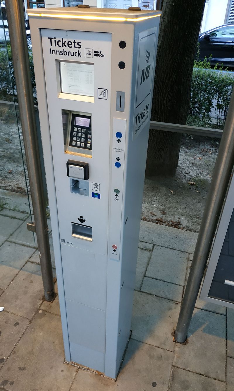 Po celém Innsbrucku jsou rozesety tyto jednoduché jízdenkové automaty, kde si pomocí platební karty mùžete koupit jízdenku na MHD. Mnohde jsou sdruženy s parkovacími automaty, takže si jízdenku MHD mùžete koupit i na místech daleko od zastávek MHD.
