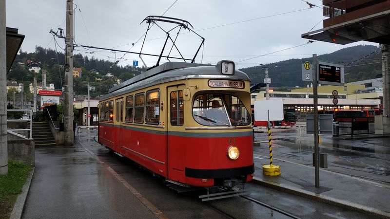 O víkendech vyráží na jízdy po centru mìsta také historické tramvaje z místního dopravního muzea. Cena jízdenky je v cenì vstupného do muzea. Tento vùz Lohner z roku 1960 dojezdil na místních linkách v roce 1990.