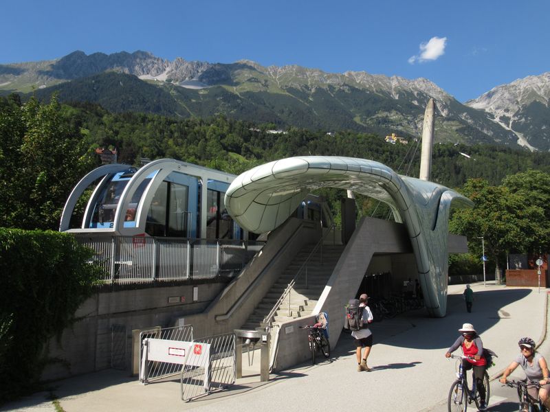 Druhá zastávka pozemní lanovky v centru Innsbrucku (Löwenhaus / ORF) poblíž pùvodní koneèné stanice. Design všech 4 zastávek v moderní podobì navrhla známá Zaha Hadid. Lanovku vyrobila firma Leitner.