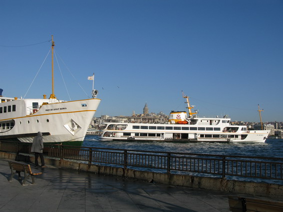 Dùležitým dopravním prostøedkem v Istanbulu jsou lodì, které spojují zejména evropskou a asijskou èást mìsta. V evropské èásti se odjíždí nejèastìji z pøístaviš� Eminönü, Karaköy nebo Kabatas, v asijské èásti jsou hlavními pøístavy terminály Haydarpasa a Kadiköy. Hlavní lodní linky jezdí v intervalu cca 20 minut a konkuruje si zde nìkolik dopravcù. U všech (tìch dopravních) však platí Istanbulská karta.
