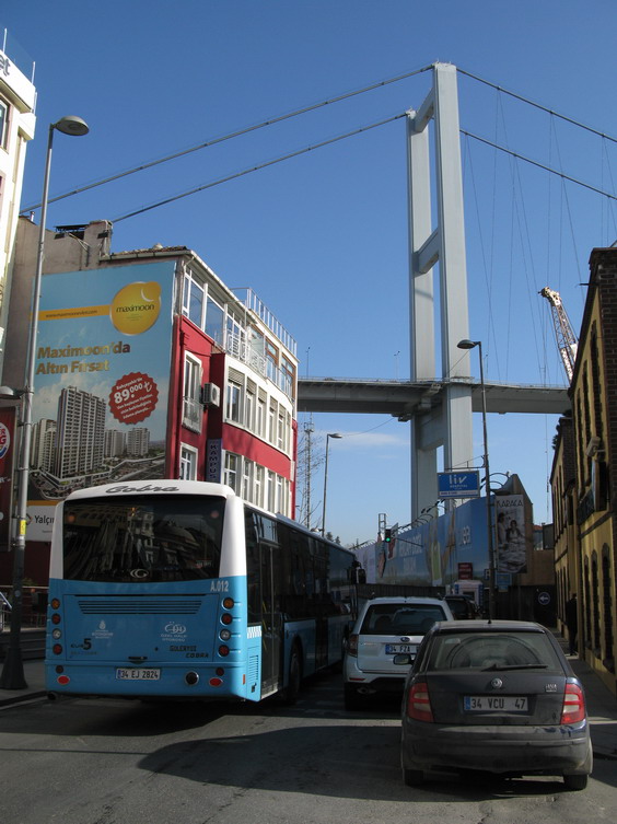 Turecký autobus Güleryüz Cobra dopravce ÖHO (Özel Halk Otobüsü). Tento dopravce má své vozy v modrozeleném nátìru. Pod bosporský most se lze dostat autobusovými linkami jedoucími z terminálù Kabatas a Besiktas.
