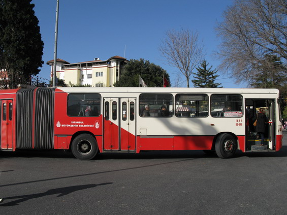 Nejstarší zástupce autobusù v Istanbulu - kloubový MAN SG202. Dopravce IETT jich má ještì 170 a konkrétnì tento byl vyroben v roce 1986. Tyto již témìø historické vozy potkáte hlavnì ve špièkách a hlavnì v severozápadní èásti mìsta.