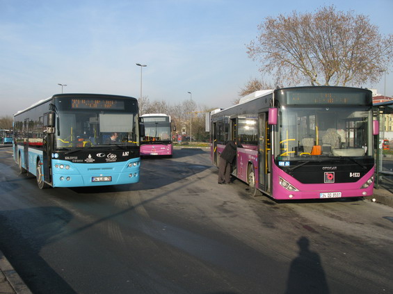 Nízkopodlažní autobus Otokar (vpravo) a také nízkopodlažní Güleryüz (vlevo). Modrozelené autobusy patøí dopravci ÖHO, fialovì jsou natøené autobusy nového dopravce Istanbul Otobüs. Novì dodávané autobusy dopravce IETT jsou žluté. Všechny tyto tøi rùznobarevné nátìry tøí istanbulských autobusových dopravcù spojuje bílý kostkovaný pruh pod okny a znak mìsta.