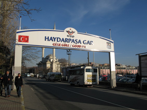 Louèí se s Vámi železnièní terminál Haydarpasa, toho èasu bez dálkové dopravy.