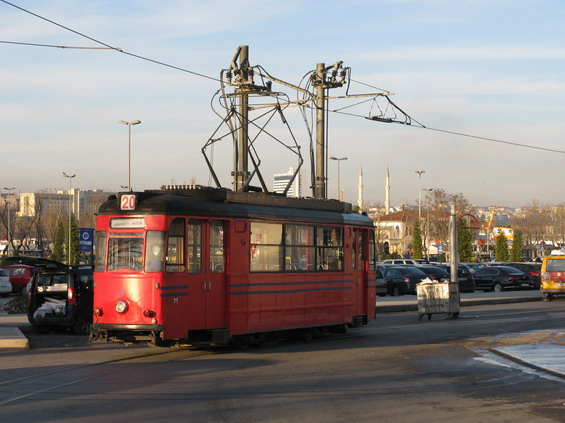 A ještì jeden typ tramvaje používané na krátké okružní lince mezi terminálem Kadiköy a starobylou ètvrtí Moda (linka T3). Linka je využívána hlavnì seniory a turisty.