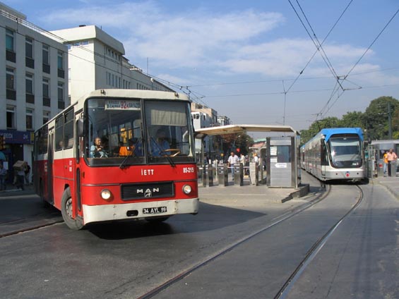 Autobusové obratištì na námìstí Beyazid. Dále do centra je nutné pokraèovat pìšky nebo tramvají.