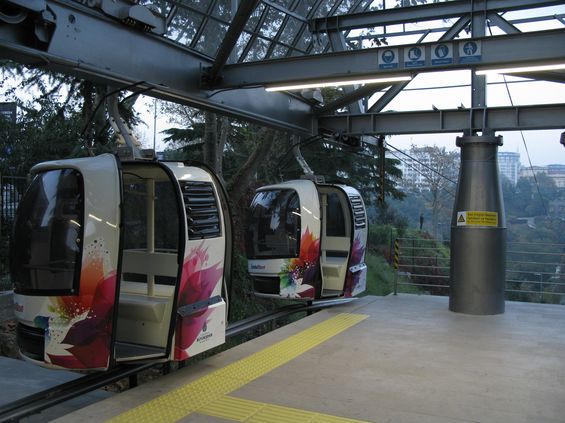 V evropské èásti Istanbulu najdete také dvì visuté lanové dráhy. Tato kabinová lanovka slouží pro pøekonání dlouhého údolí s parkem Macka ve ètvrti Sisli nedaleko známého námìstí Taksim. Lanovku provozuje od roku 1993 pod oznaèením TF1 firma Istanbul Ulasim, provozovatel metra i tramvají.