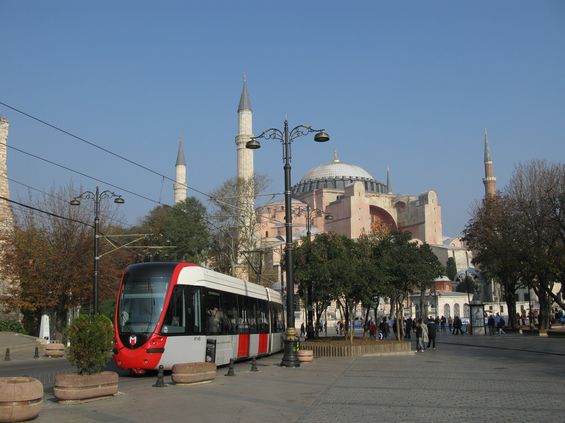 Oblíbená tramvajová linka T1 slouží také k dopravì skrz historické centrum Istanbulu. Zde projíždí malebnými oblouky kolem nejznámìjších istanbulských mešit a bohužel i kolem místa nedávného teroristického útoku.