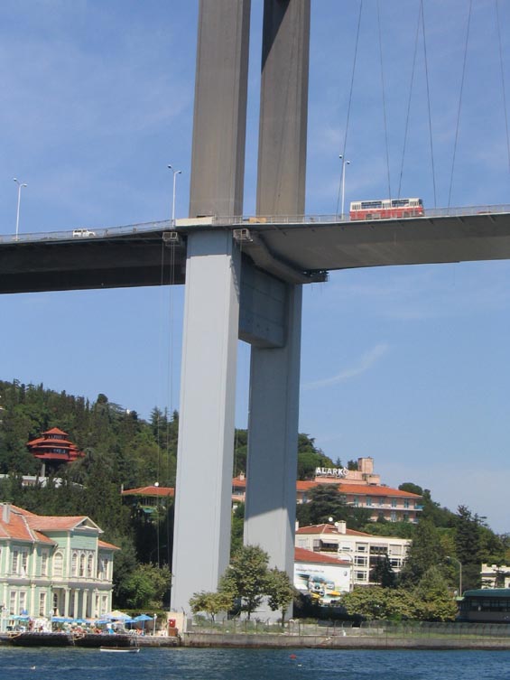 Detail velkolepého mostu spojujícího Evropu s Asií.