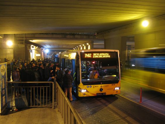 Metrobusy jsou stále pøeplnìné a když se èlovìk porozhlédne po okolních ulicích, hned ví proè - je to jediná linka, která se nepotýká s každodenními kolonami. Jediným problémem je pøíliš velký úspìch tohoto systému - prakticky neustálá pøeplnìnost autobusù za souèasné nemožnosti ho dále pøíliš posilovat - omezující je pøedevším kapacita zastávek. Èekající lidé vytlaèují autobusy dále od nástupní hrany.