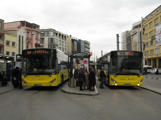 Turecké nízkopodlažní autobusy Otokar dopravce IETT v rušné stanici v asijské starobylé ètvrti Moda.