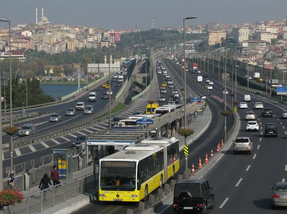 Metrobus je název pro fascinující autobusovou linku s èíslem 34, která propojuje celý Istanbul od západu k východu na 50 km dlouhé trase, v centrálním úseku ve špièkovém intervalu 14 sekund. Zde na jedné z ménì vytížených zastávek Ayvansaray na kraji mostu pøes turisticky navštìvovaný Halièský záliv.