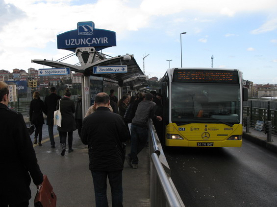 Pøestupní zastávka Uzuncayir v asijské èásti. Zde se pøestupuje na novou linku metra M4 a také na mnoho autobusových linek, které jedou po dálnici soubìžnì nad celou trasou metra.