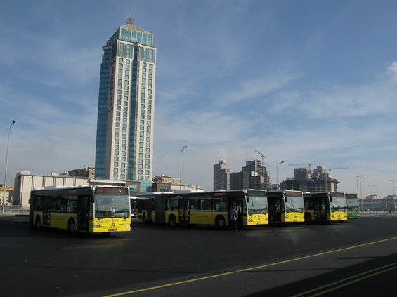 Zde se otáèejí autobusy linky 34B jezdící v nejnovìjší západní èásti trasy metrobusového koridoru. Dopoledne odtud každou minutu odjíždí jeden autobus.