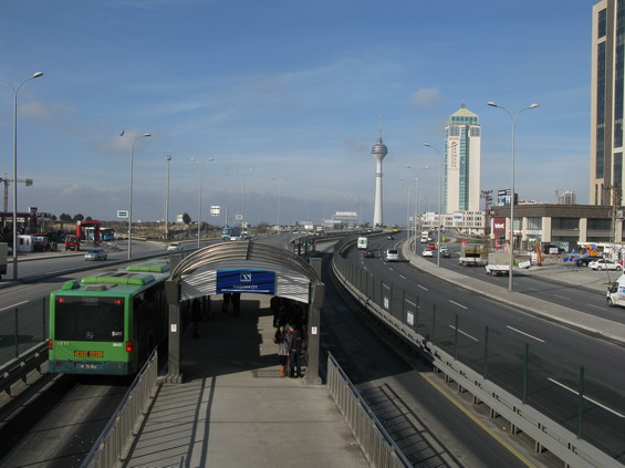 Zastávka Hadimköy v nejnovìjší èásti trasy otevøené v roce 2012. Starší Mercedesy mají ještì døívìjší zelený nátìr dopravce IETT.