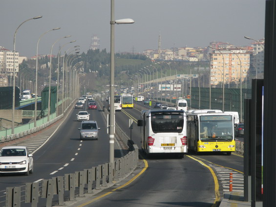 Metrobusy vjíždí na most pøes Halièský záliv. Jedná se o nejvytíženìjší úsek mezi administrativní ètvrtí na východì a pøestupními uzly na západì.