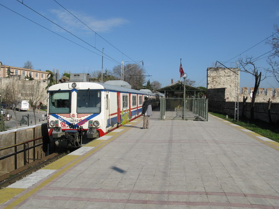 V evropské èásti Istanbulu funguje jediná èistì železnièní linka, vedoucí z koneèné stanice Sirkeci podél pobøeží západním smìrem do pøedmìstské ètvrti Halkali. Používány jsou také tyto prastaré elektrické jednotky.