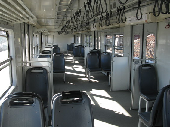 Interiér nejstarších vozù používaných na vlakové lince Sirkeci - Halkali. Elektrické jednotky nemají pøíliš svižný rozjezd, mají však velkou kapacitu a jsou bezbariérové.