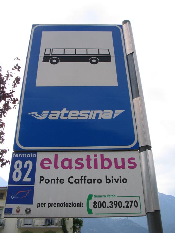 Ponte Caffaro, hranièní mìsteèko mezi kraji Trentino a Lombardia. Zde zaèíná jiný systém dopravy, èásteènì integrované s centrem v hlavním mìstì Milánu. Na této zastávce zastavuje autobus na zavolání, tzv. Elastibus.