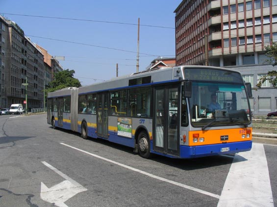 Kloubový autobus Van Hool na lince 3 jako náhrada za doèasnì èi trvale nepojízdnou èást tramvajové trati. Van Hoolù jezdí v Turínì 60. Kloubových autobusù je tu necelých 300, standardních necelých 1000, tedy velmi podobnì jako v Praze.