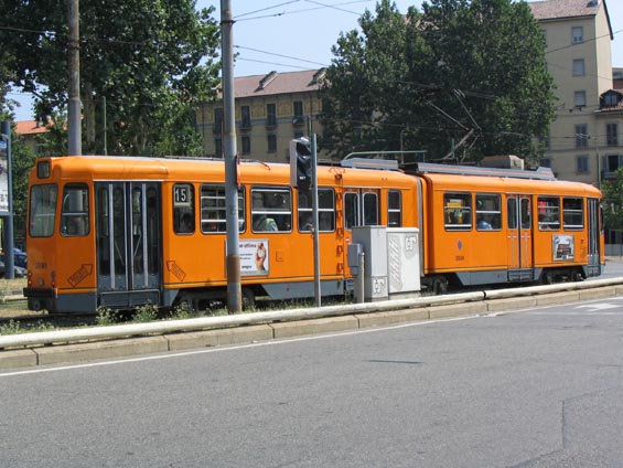 Boèní pohled na dosluhující typ tramvaje v Turínì.