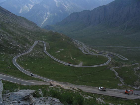Silnice na hranièní sedlo Col d´Agnello mezi Itálií a Francií stoupá až do výšky 2744 m n.m. Sem už veøejná doprava nedosahuje.
