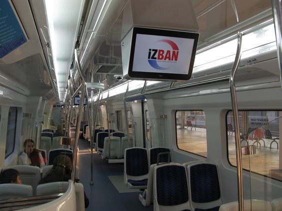 Pøímìstská železnice IZBAN prošla bìhem tøí let totální modernizací a v roce 2009 byly otevøeny první úseky. Pomalé a málo frekventované pøímìstské vlaky byly nahrazeny rychlými elektrickými bezbariérovými jednotkami, které pøipomínají spíše metro. V souèasné dobì fungují dvì linky nového systému nazvaného IZBAN - jižní a severní, které jsou však vzájemnì propojeny v úvra�ové stanici Alsancak v centru mìsta.