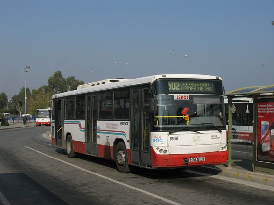 V Izmiru se mùžete svézt rùznými typy autobusù, vìtšinou ve dvanáctimetrovém provedení. Nejstarší vysokopodlažní vozy jsou od výrobù MAN a BMC, novìjší nízkopodlažní autobusy pocházejí od Mercedesu, Otokaru nebo BMC.