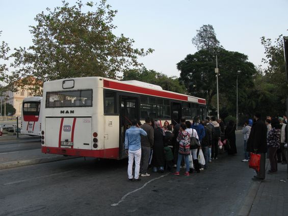 Do autobusù se nastupuje pouze pøedními dveømi, na zastávkách je nutné na autobus zamávat nebo si ho odchytit v nìkterém z jízdních pruhù pøilehlé silnice. Výstup je také na znamení. Autobusová doprava musí být pro zmírnìní dùsledkù každodenních zácp co nejdynamiètìjší, proto neèekejte pøíliš ohleduplné zacházení k cestujícím.