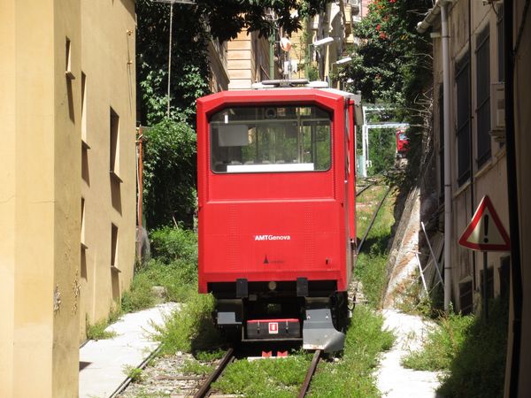 Východnì od dlouhé pozemní lanovky na Righi vede tato krátká automatická lanovka, neboli šikmý výtah do ètvrti Sant´Anna (stanice Magenta/Bertani). Tra� je dlouhá pouze 350 metrù.