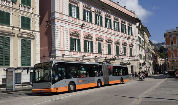 Trolejbusová linka 20 projíždí také historickým centrem, zajíždí i na toto námìstí Piazza Raffaele di Ferrari.