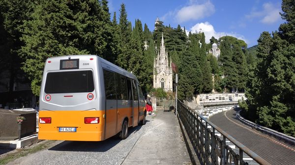 V areálu monumentálního høbitova Staglieno na severovýchodním okraji Janova je provozována tato minibusová linka spojující hlavní vstup s vysoko a daleko položeným èástmi jednoho z nejvìtších høbitovù v Evropì.