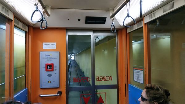 Interiér jedné ze dvou kabin horizontálnì-vertikálního výtahu, který jede nejdøív rovnì po kolejích a pak svisle stoupá jako klasický výtah.