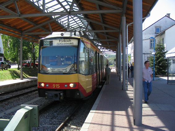 A podobná koneèná linky S32 v Menzingenu s velkou døevìnou støechou.