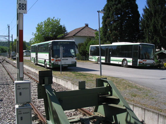 Návazné autobusy jednoho z místních dopravcù èekají na pøíjezd vlakotramvaje linky S32 do Menzingenu.