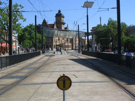 Vjezd vlakotramvajové tratì do pøestupního terminálu u hlavního nádraží v Heilbronnu.