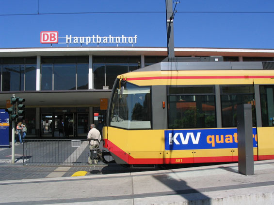 Vlakotramvaj v pøednádražním prostoru hlavního nádraží v Heilbronnu.