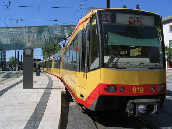Linka S4 protíná Heilbronn od východu k západu. Hlavním pøestupním bodem je hlavní nádraží.
