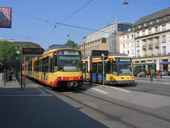 Setkání tramvaje a linky S-Bahnu v pøednádražním prostoru hlavního nádraží.