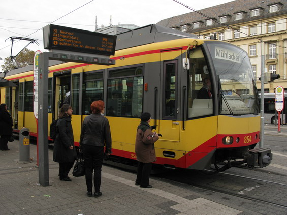 Vlakotramvaj v zastávkách MHD u hlavního nádraží. Výhodou je, že v jedné zastávce lze pøestoupit z mìstské tramvaje do pøímìstské vlakotramvaje, míøící mnohdy až desítky kilometrù za mìsto.