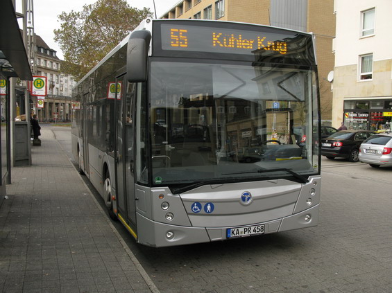 Mìsto vsadilo pøi nákupu nových mìstských autobusù na tureckou produkci. Autobusy v pøevážnì rovinatém Karlsruhe však nemají tak tìžkou práci, zvláš� když vìtšinu cestujících vozí tramvaje.